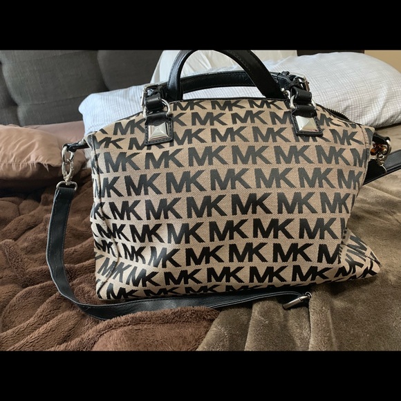 MK handbag 14 L x12 H - Picture 2 of 4